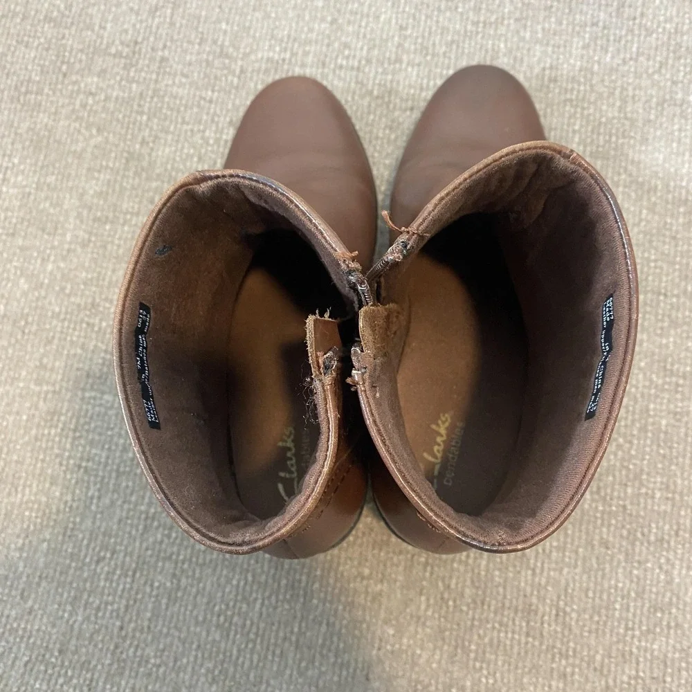 Clarks Booties Womens Size‎ 7 Brown Leather Ankle Zip Buckle Low Heel Bendables